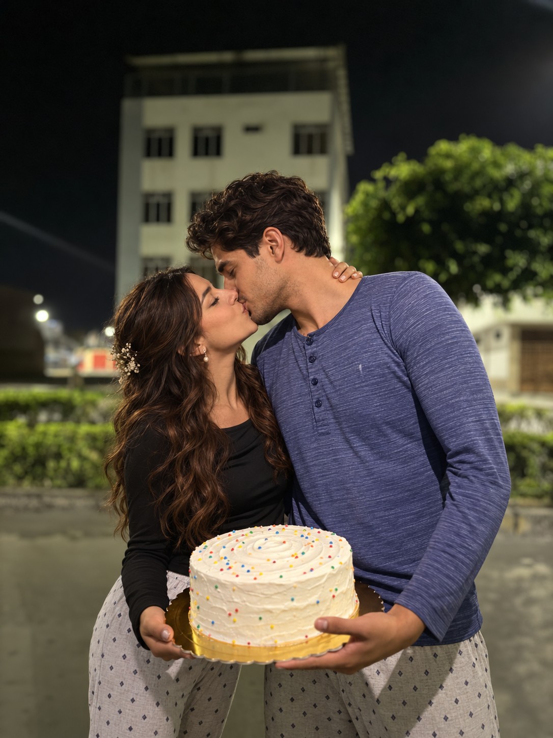 Elena y Gabriel, pareja ficticia, celebran un cumpleaños juntos