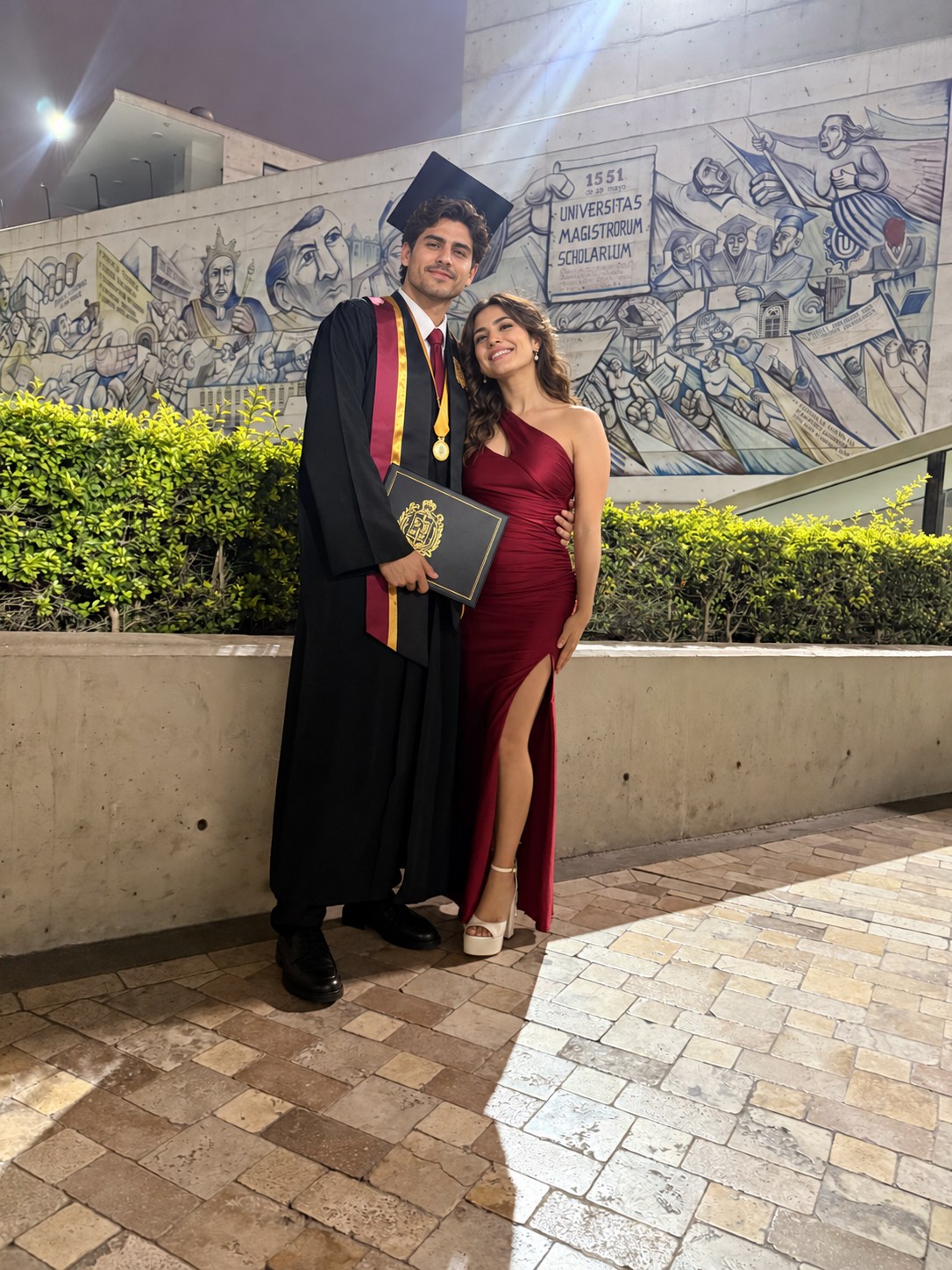 La pareja ficticia comparte una celebración de graduación